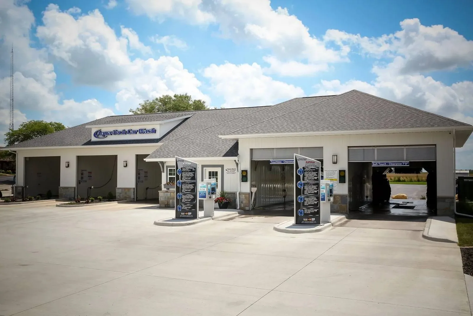 Aqua-Tech LeClaire Rd building in Eldridge with touchless & soft-touch bays